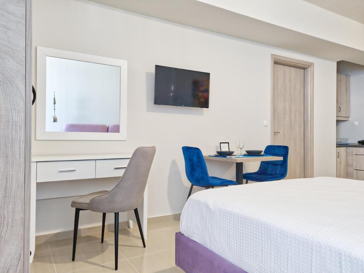 Epipleon Luxury Suites: Spacious Beachfront Room with Expansive Terrace Nafpaktos Exterior photo