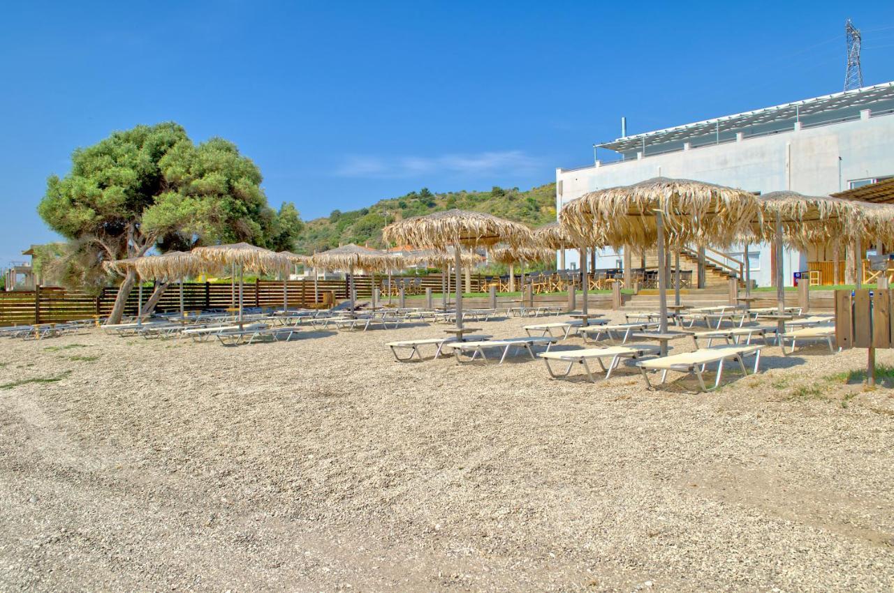 Epipleon Luxury Suites: Spacious Beachfront Room with Expansive Terrace Nafpaktos Exterior photo