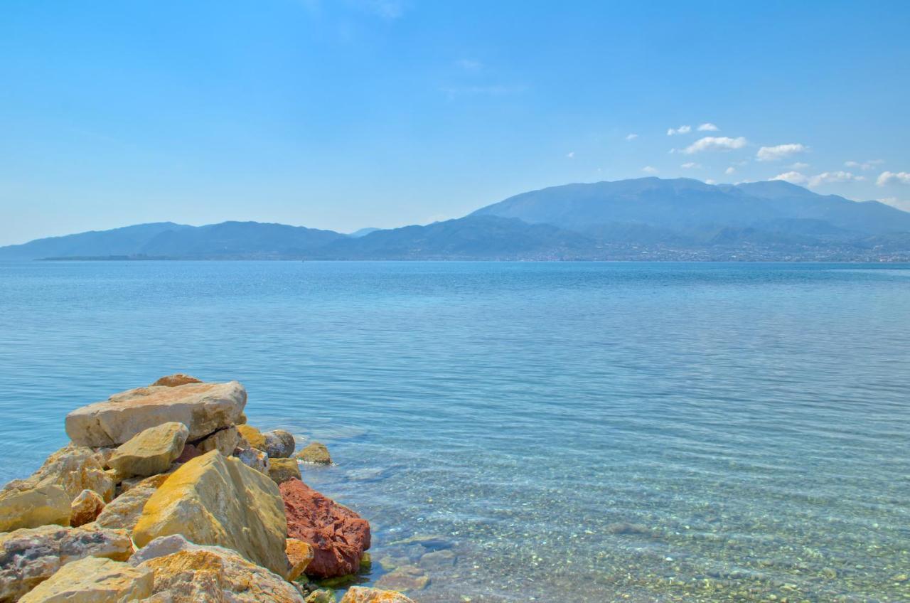 Epipleon Luxury Suites: Spacious Beachfront Room with Expansive Terrace Nafpaktos Exterior photo