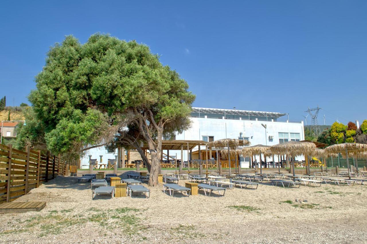 Epipleon Luxury Suites: Spacious Beachfront Room with Expansive Terrace Nafpaktos Exterior photo