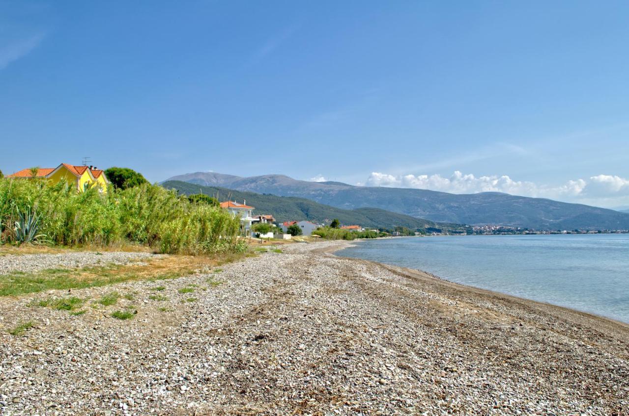 Epipleon Luxury Suites: Spacious Beachfront Room with Expansive Terrace Nafpaktos Exterior photo